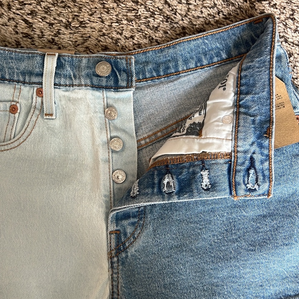 NWT Levi's 501 two tone denim shorts. Size 27 - Picture 4 of 8